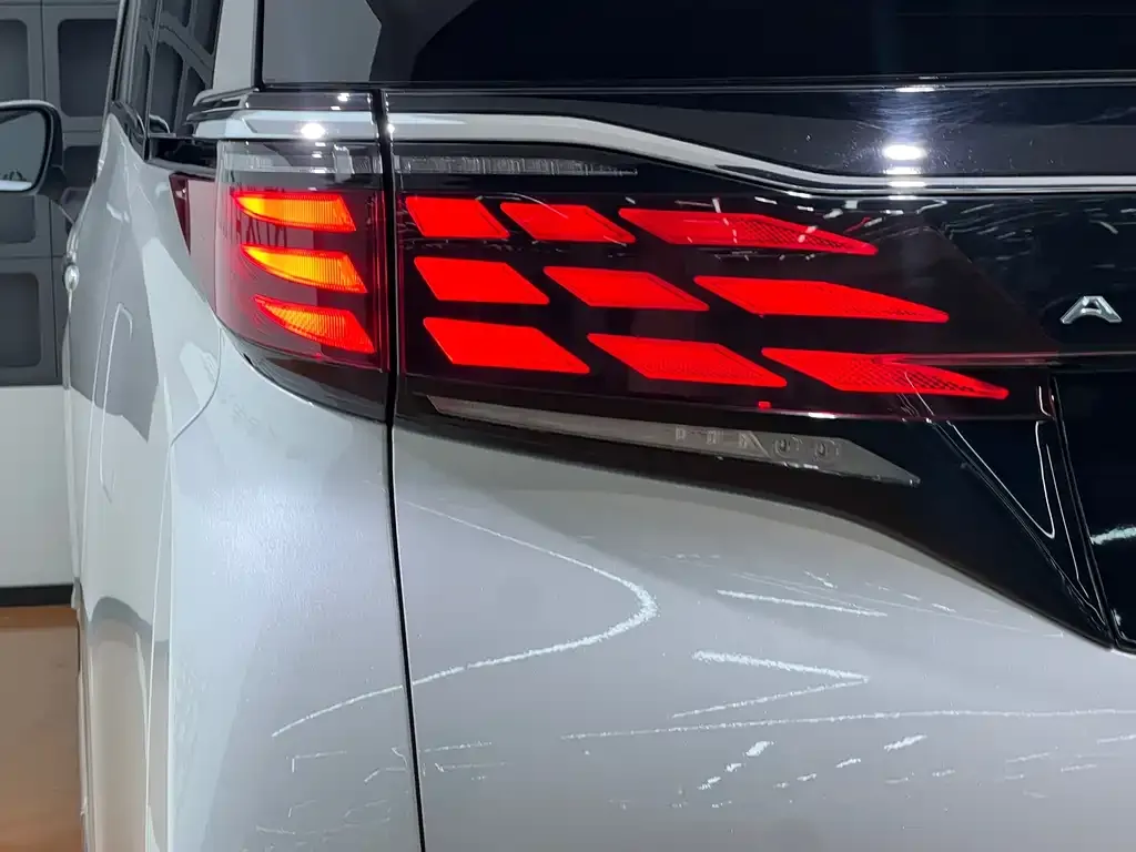 Toyota Alphard — фото 3