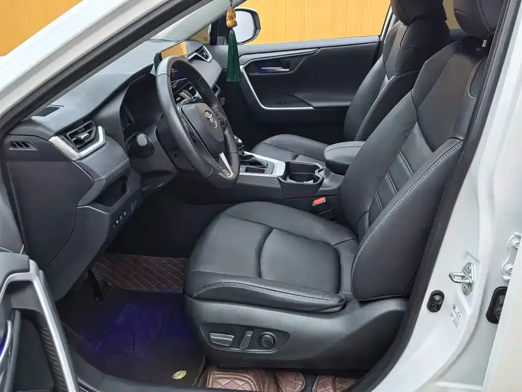 Toyota RAV4 — фото 2