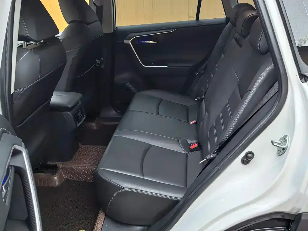 Toyota RAV4 — фото 6