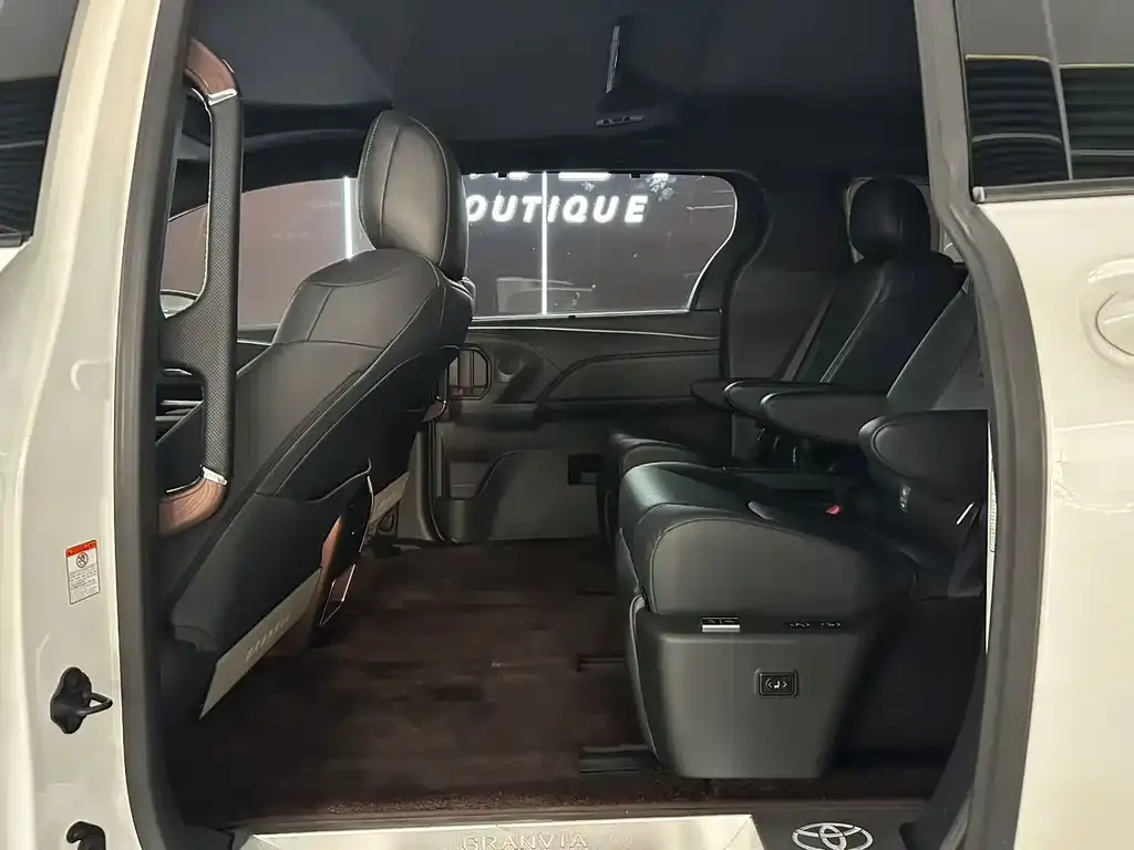 Toyota Granvia — фото 2