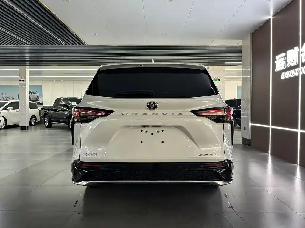 Toyota Granvia — фото 3