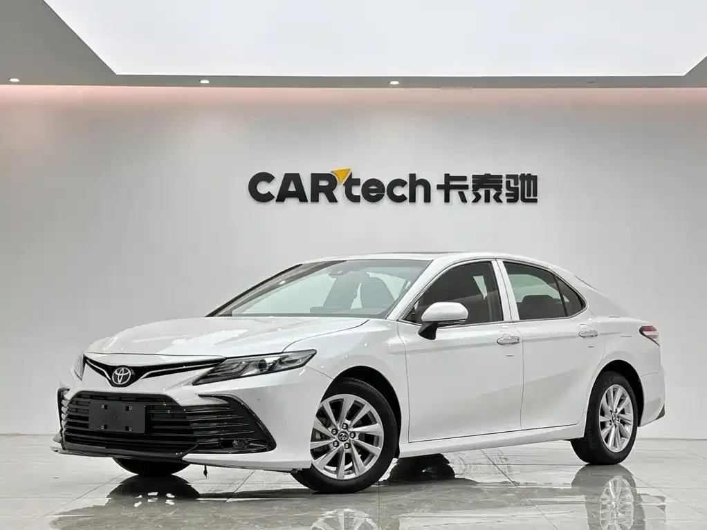 Toyota Camry — фото 1