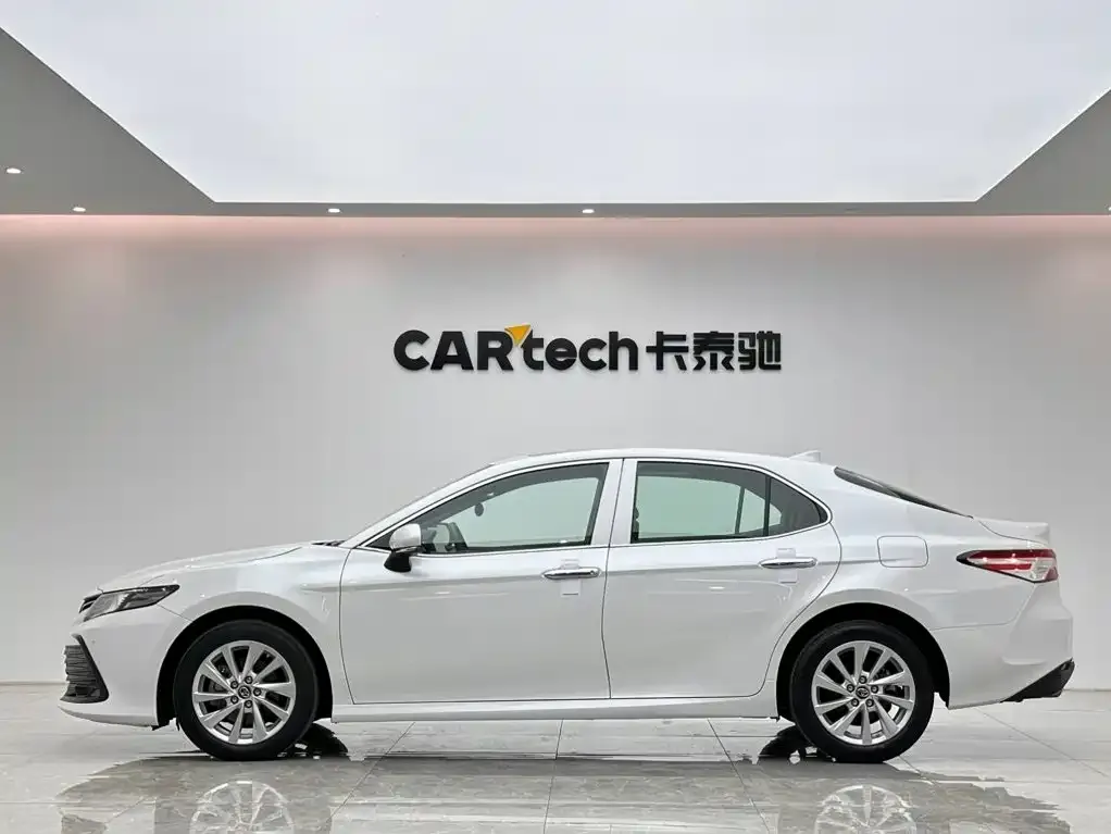Toyota Camry — фото 4