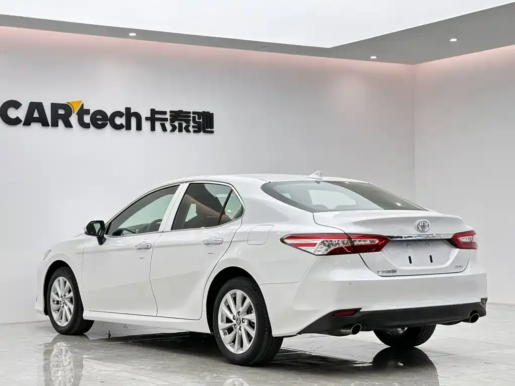 Toyota Camry — фото 9