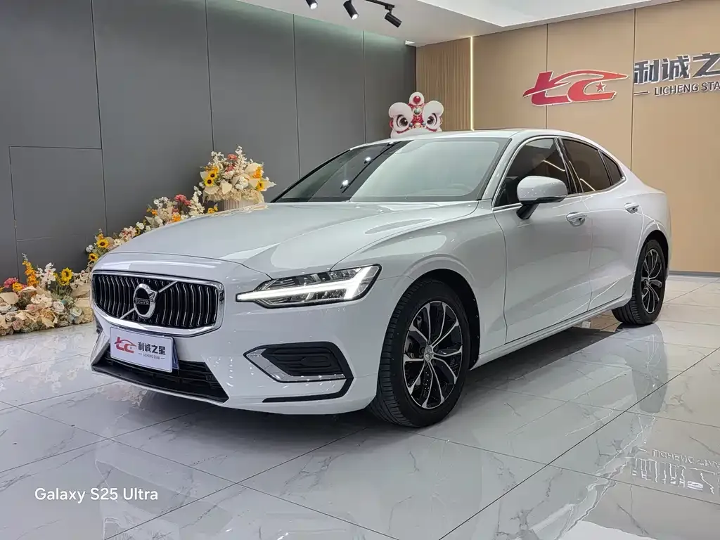 Volvo S60 — фото 1