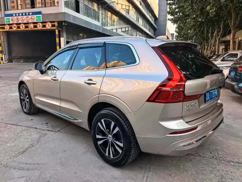 Volvo XC60 — фото 10