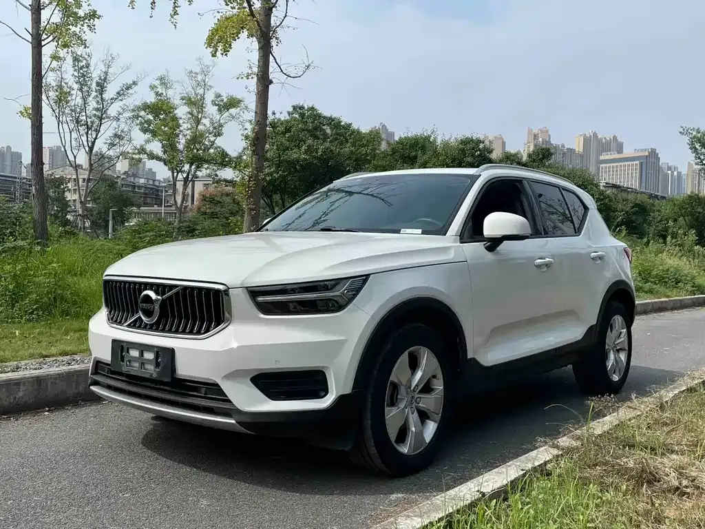 Volvo XC40 — фото 1