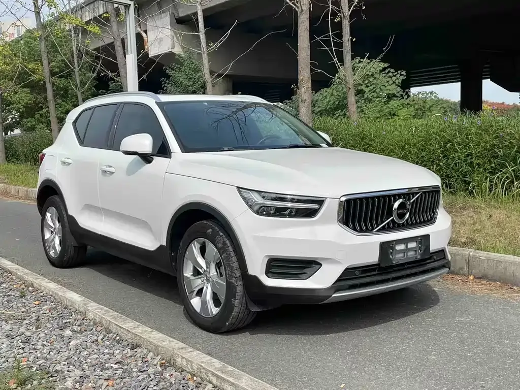 Volvo XC40 — фото 8