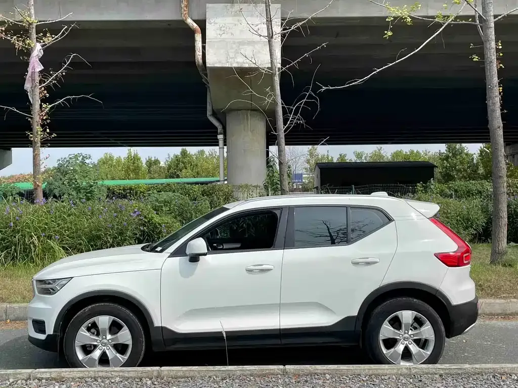 Volvo XC40 — фото 3