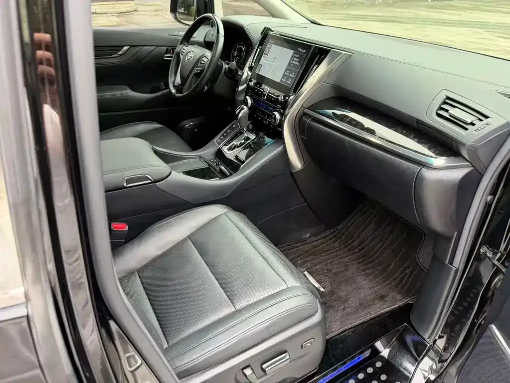 Toyota Vellfire — фото 2