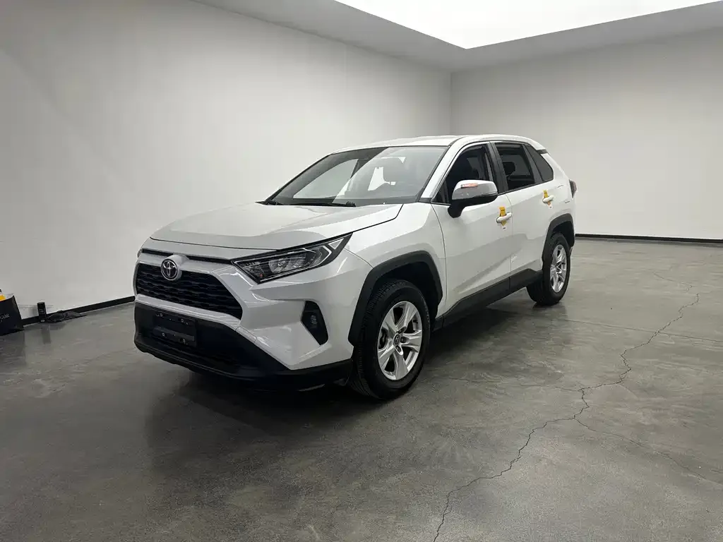 Toyota RAV4 — фото 1