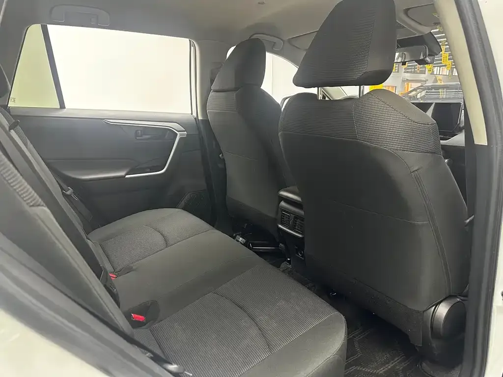 Toyota RAV4 — фото 2