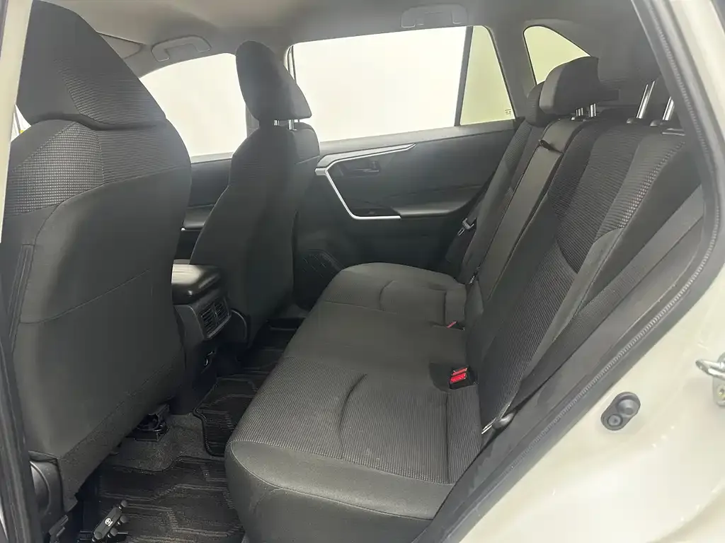Toyota RAV4 — фото 5