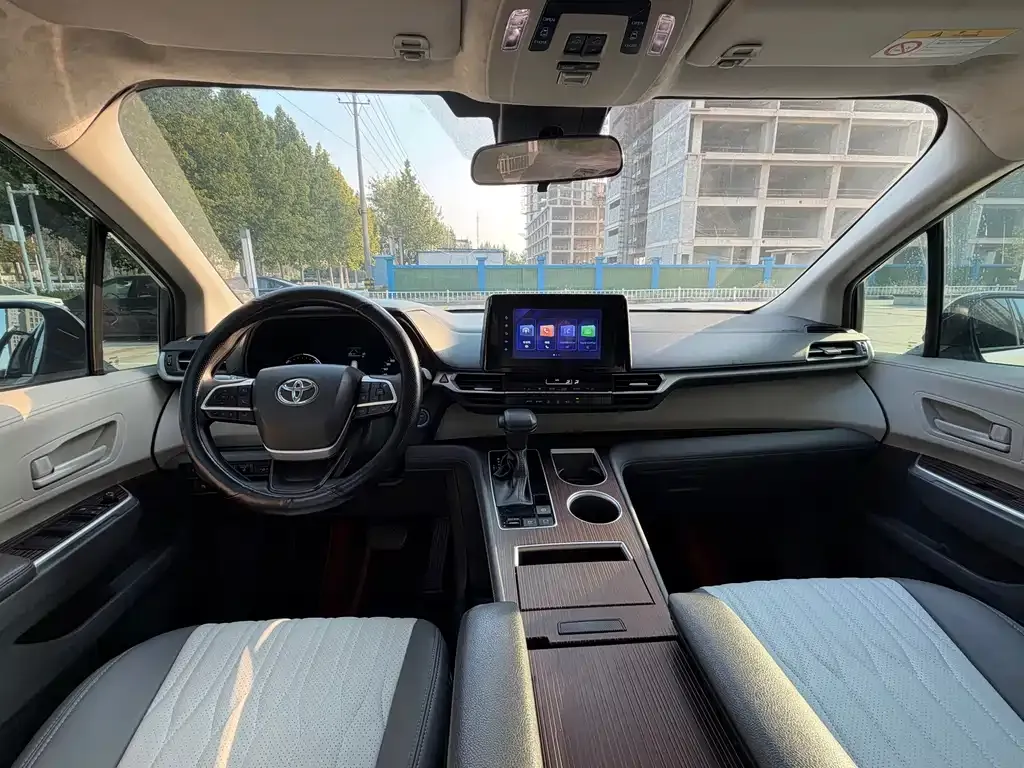 Toyota Sienna — фото 9
