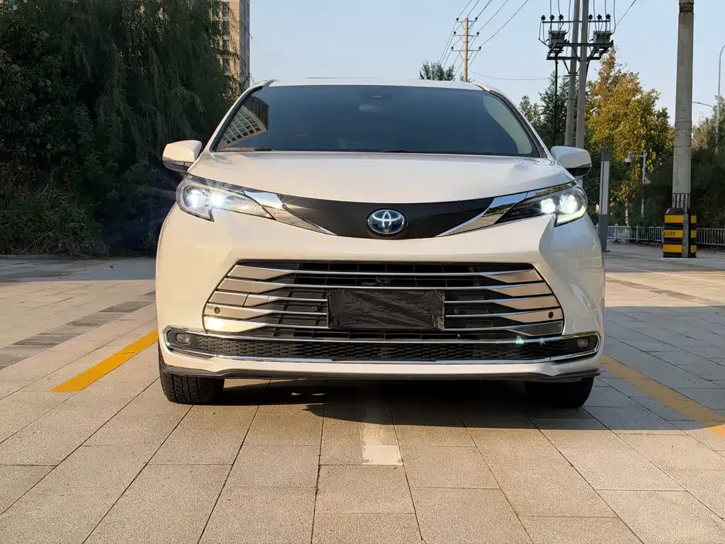 Toyota Sienna — фото 8