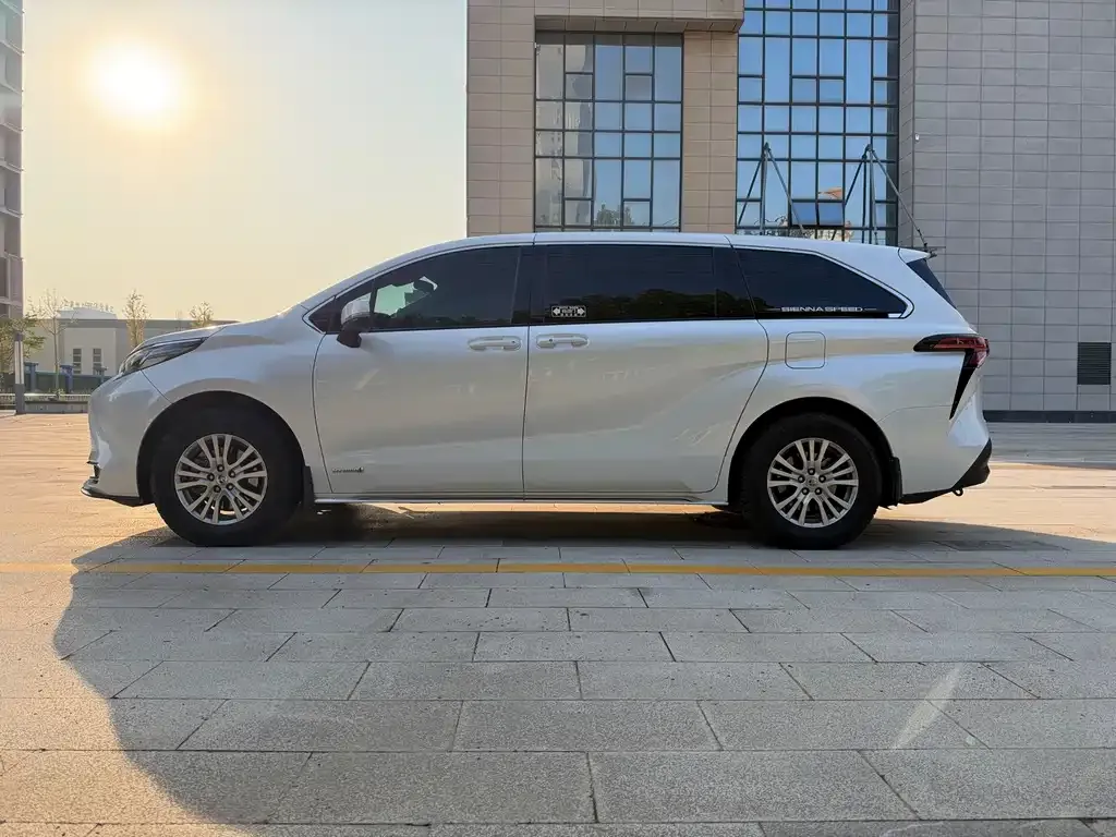 Toyota Sienna — фото 4