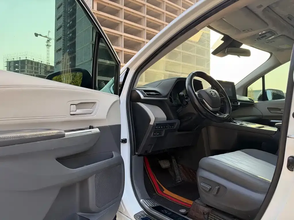 Toyota Sienna — фото 3