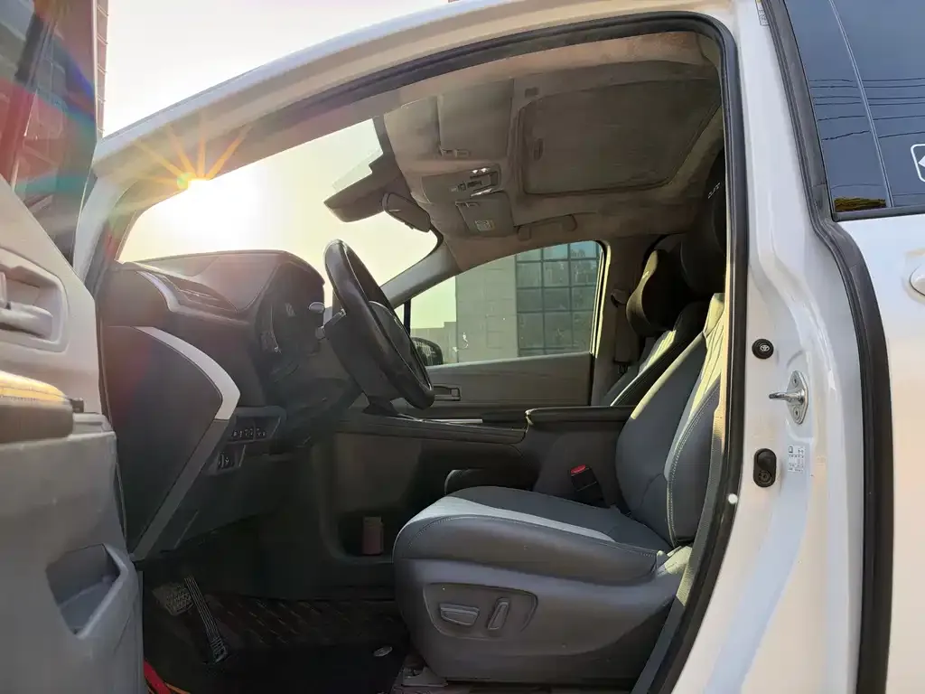 Toyota Sienna — фото 2