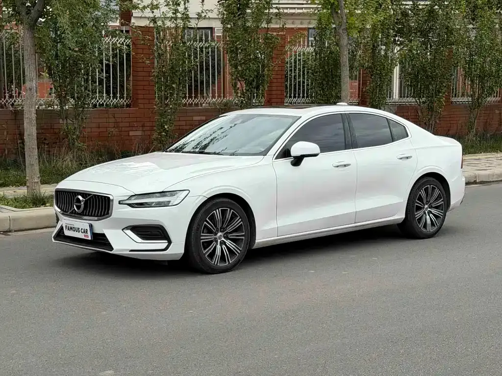 Volvo S60 — фото 1
