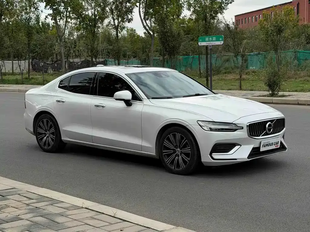 Volvo S60 — фото 9