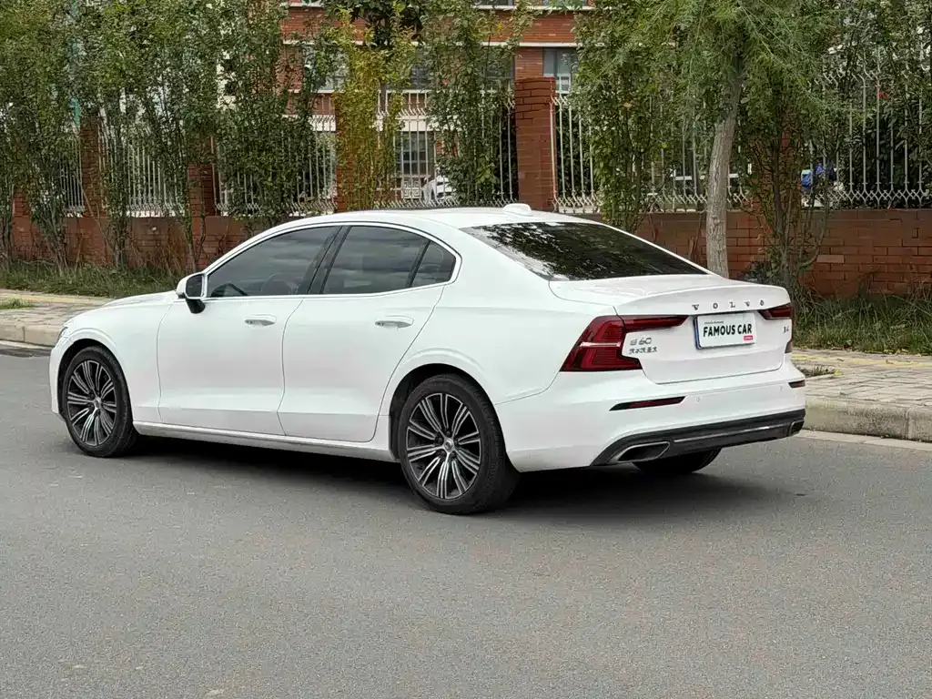 Volvo S60 — фото 10