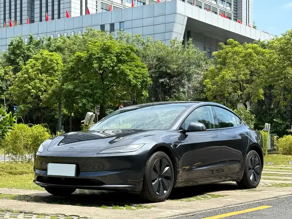Tesla Model 3 — фото 1