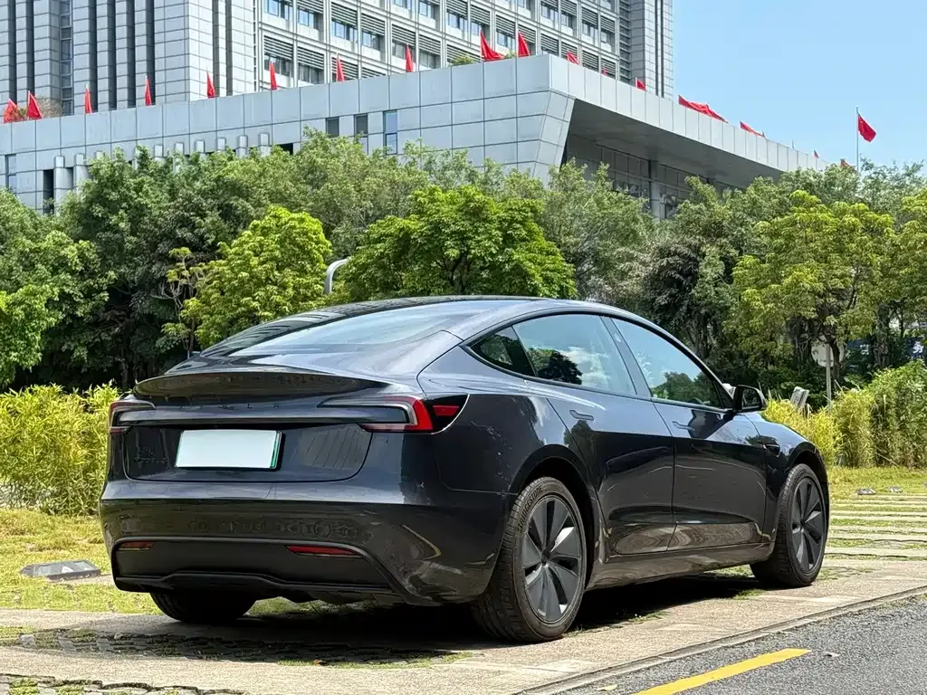 Tesla Model 3 — фото 8