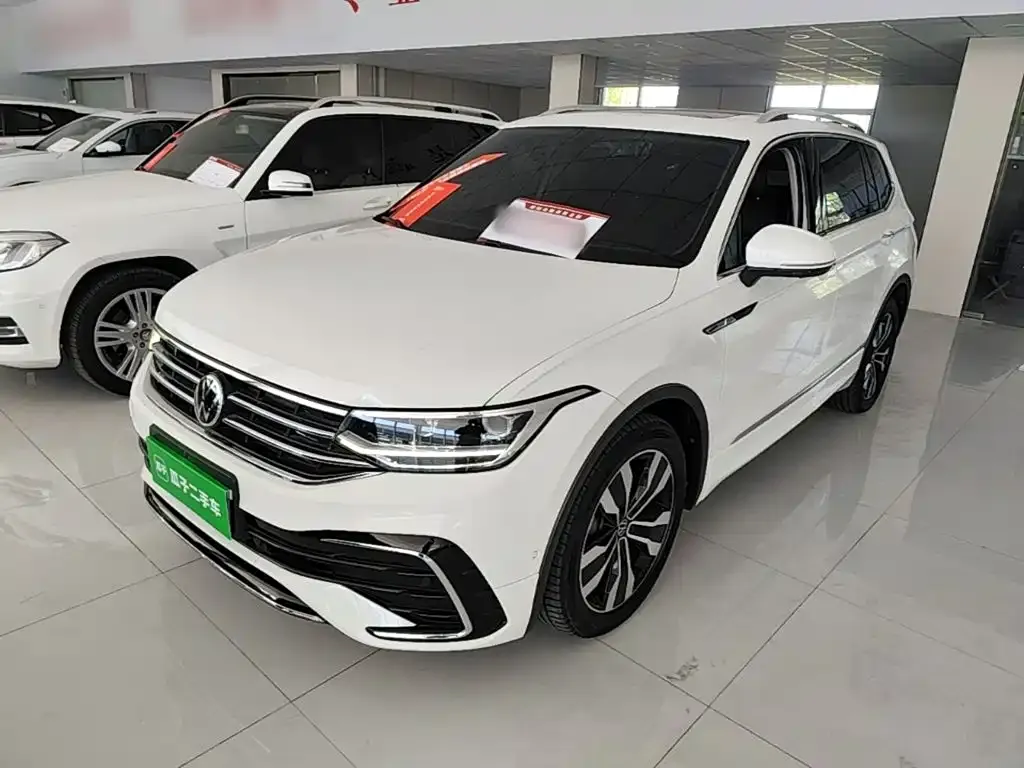 Volkswagen Tiguan L — фото 1