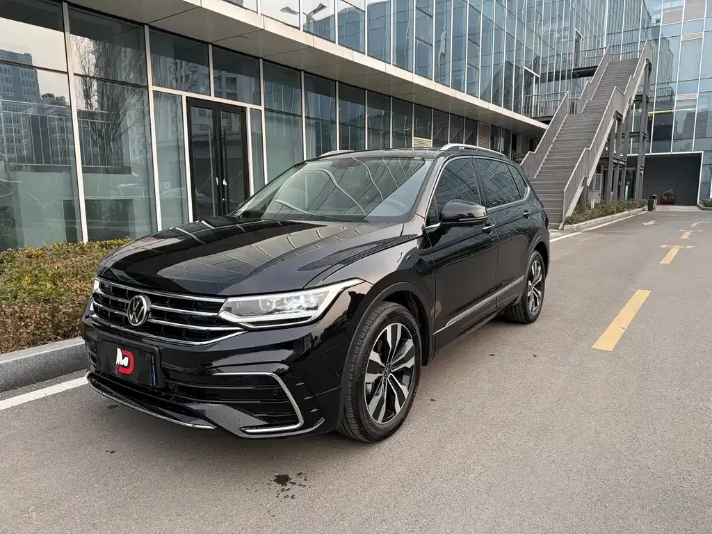 Volkswagen Tiguan L — фото 1