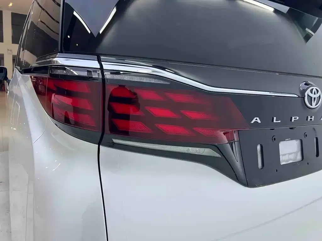 Toyota Alphard — фото 9
