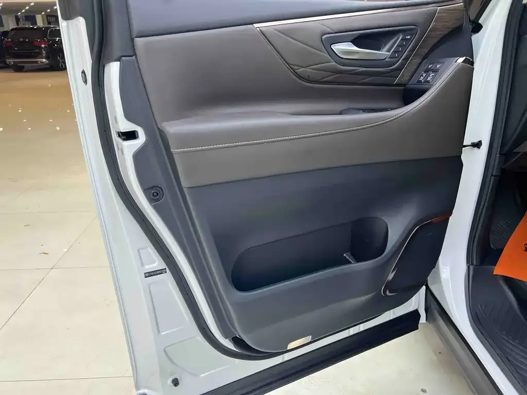 Toyota Alphard — фото 7