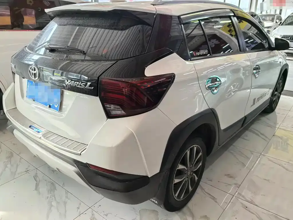 Toyota Yaris L — фото 4