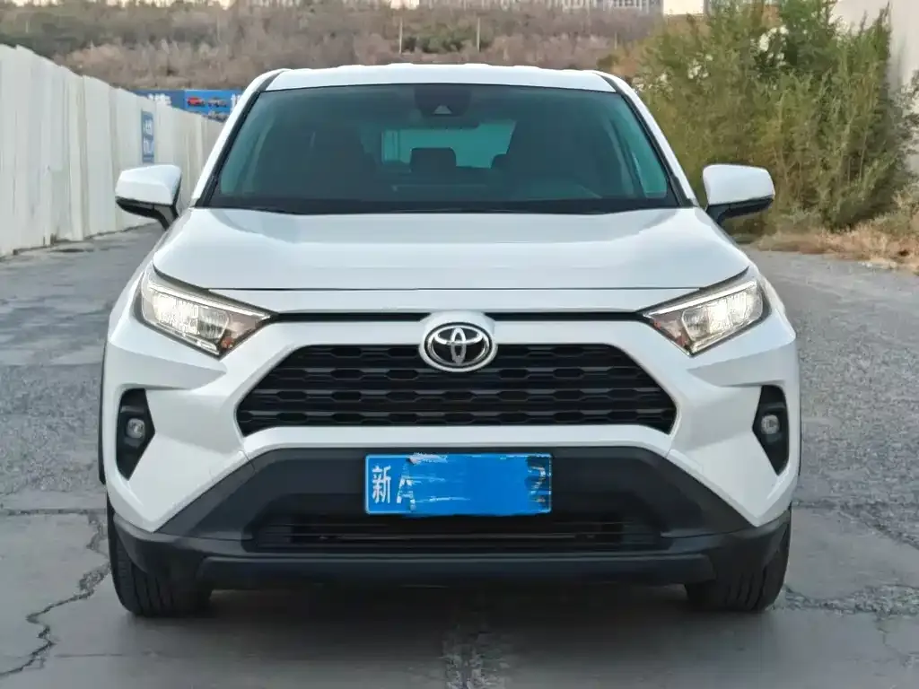 Toyota RAV4 — фото 1
