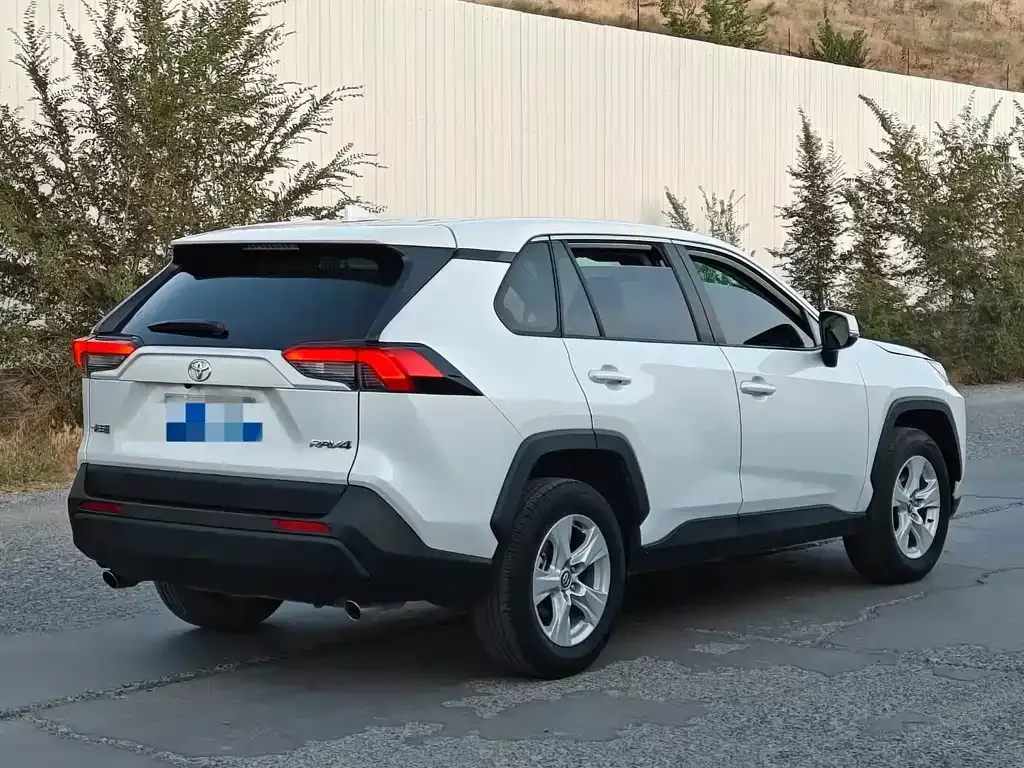 Toyota RAV4 — фото 8