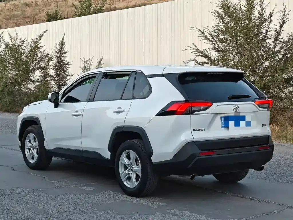 Toyota RAV4 — фото 7