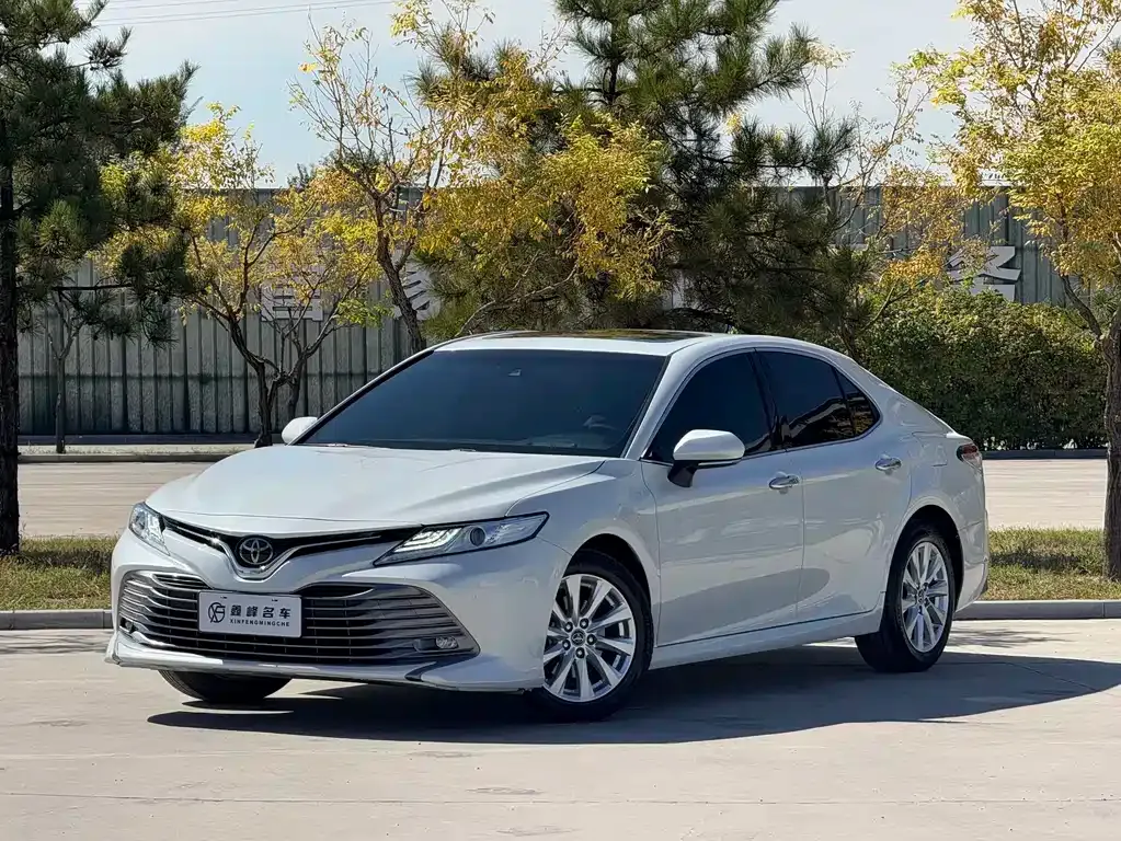 Toyota Camry — фото 1