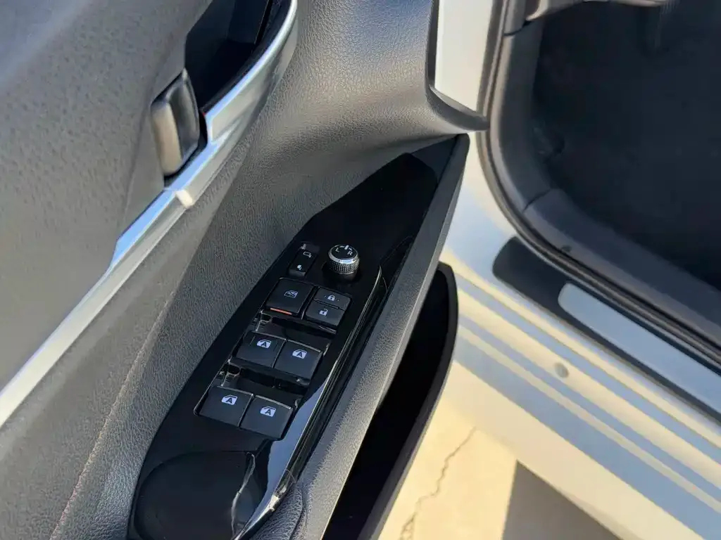 Toyota Camry — фото 2