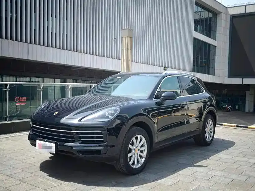 Porsche Cayenne — фото 1