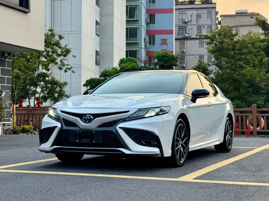 Toyota Camry — фото 1