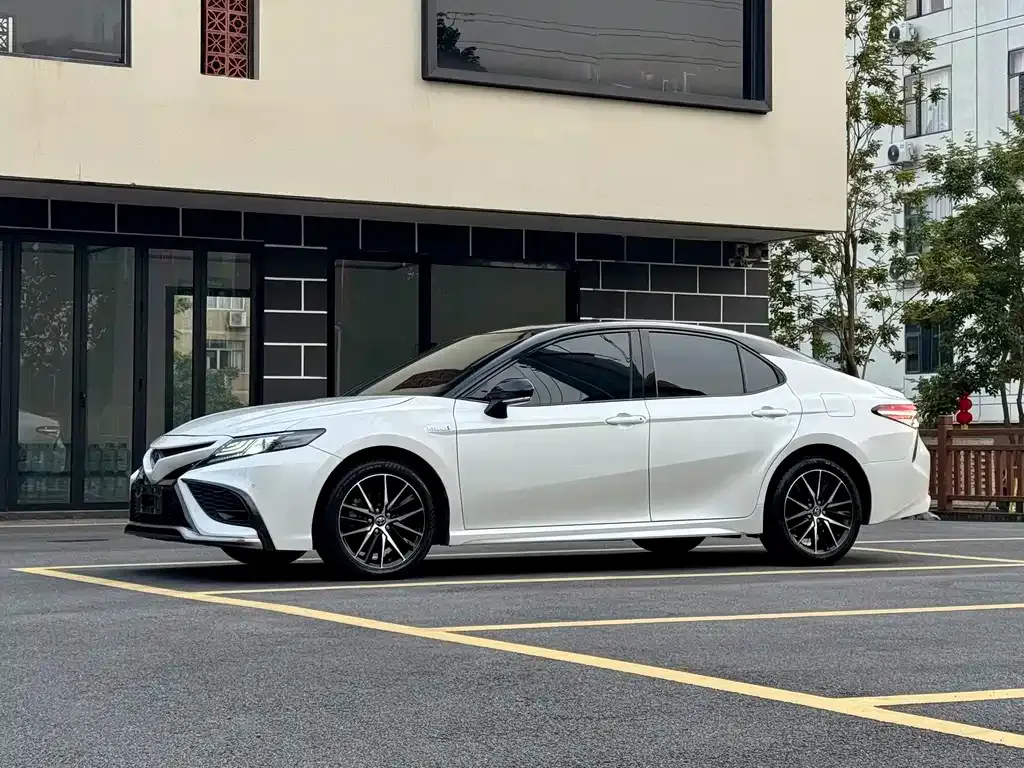 Toyota Camry — фото 6