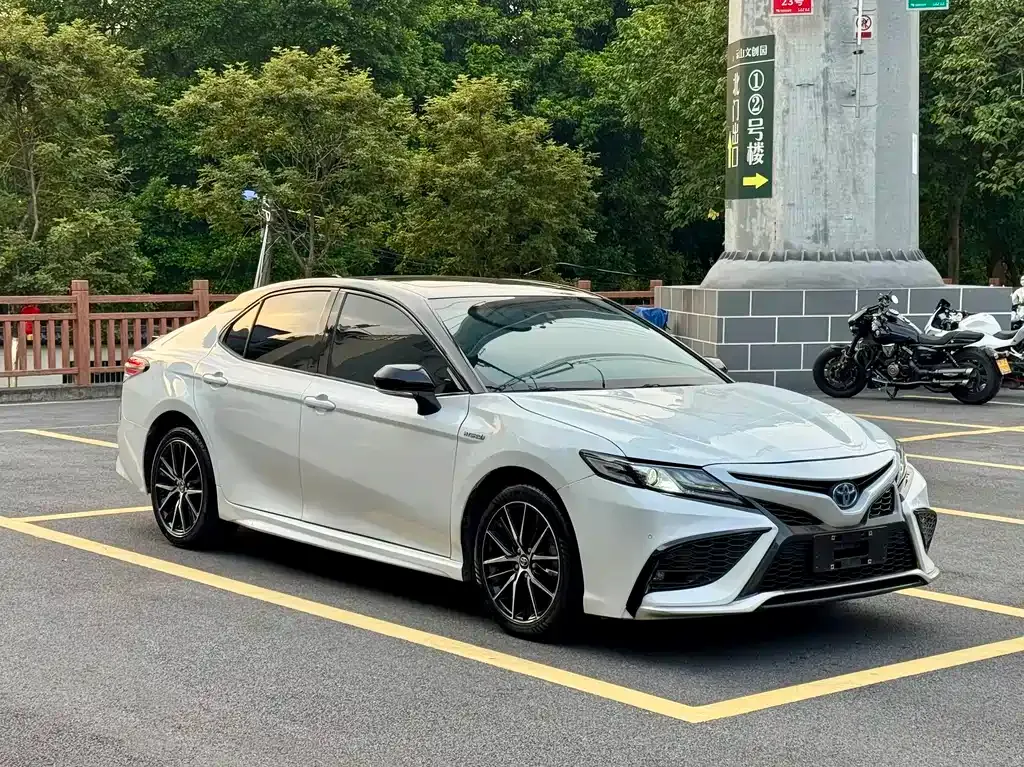 Toyota Camry — фото 8