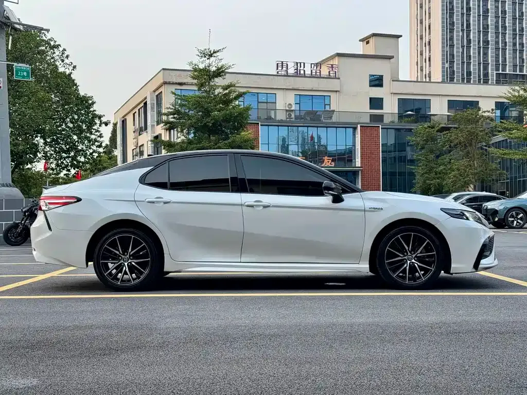 Toyota Camry — фото 10