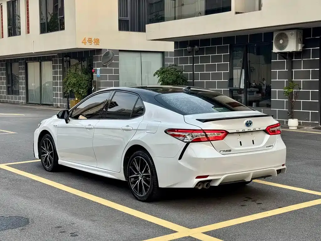 Toyota Camry — фото 5