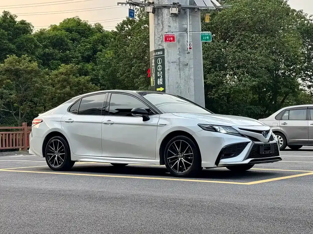 Toyota Camry — фото 9