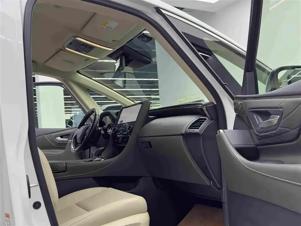 Toyota Alphard — фото 7