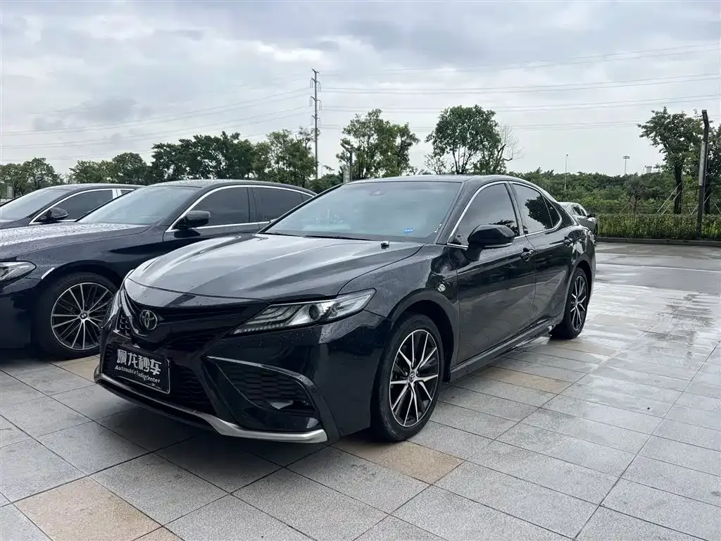 Toyota Camry — фото 1
