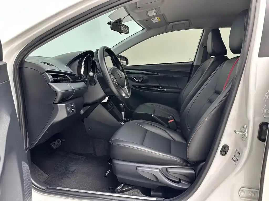 Toyota Yaris L — фото 5