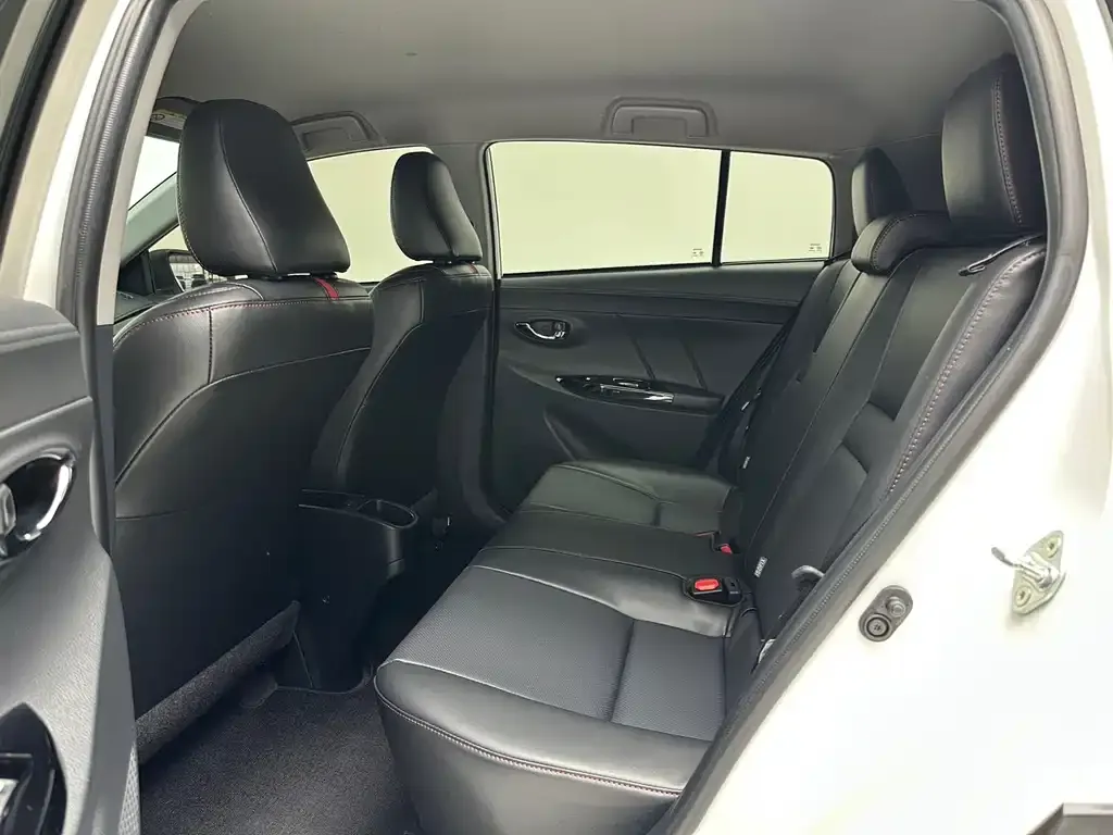 Toyota Yaris L — фото 10