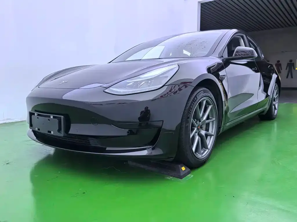 Tesla Model 3 — фото 1