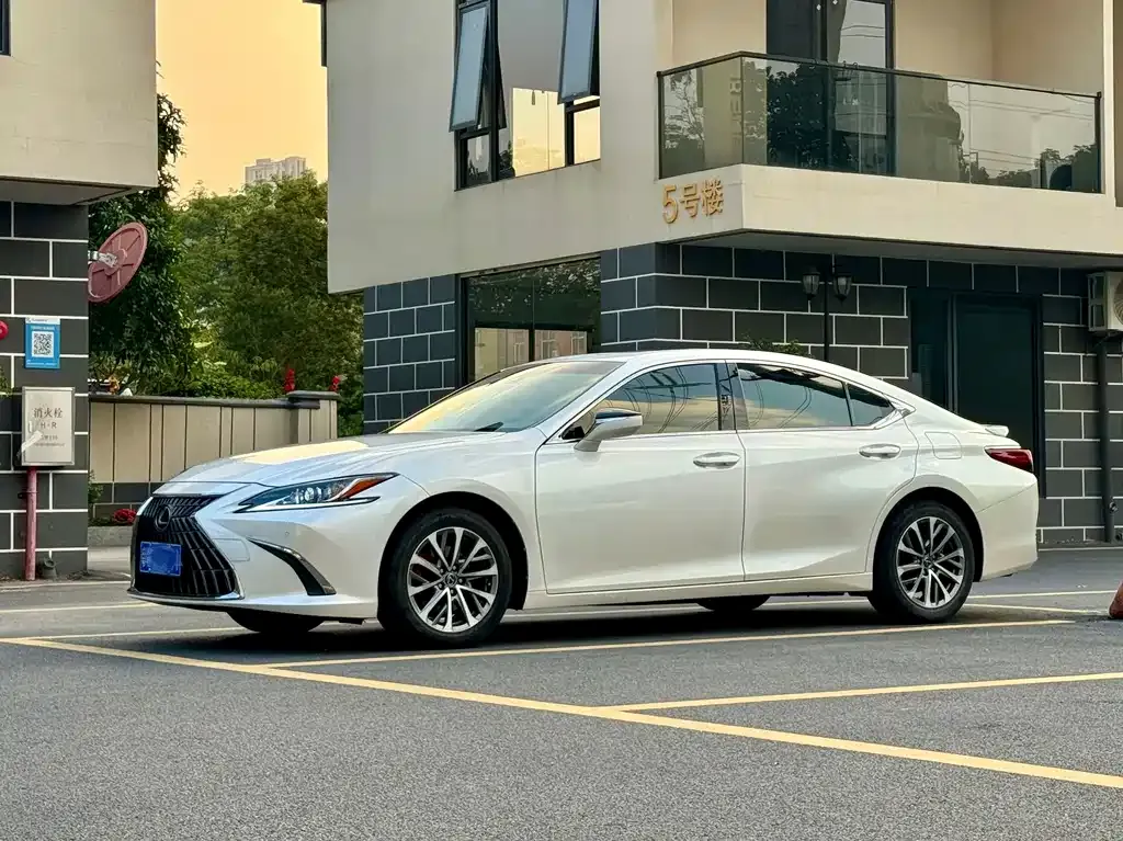 Lexus ES — фото 1